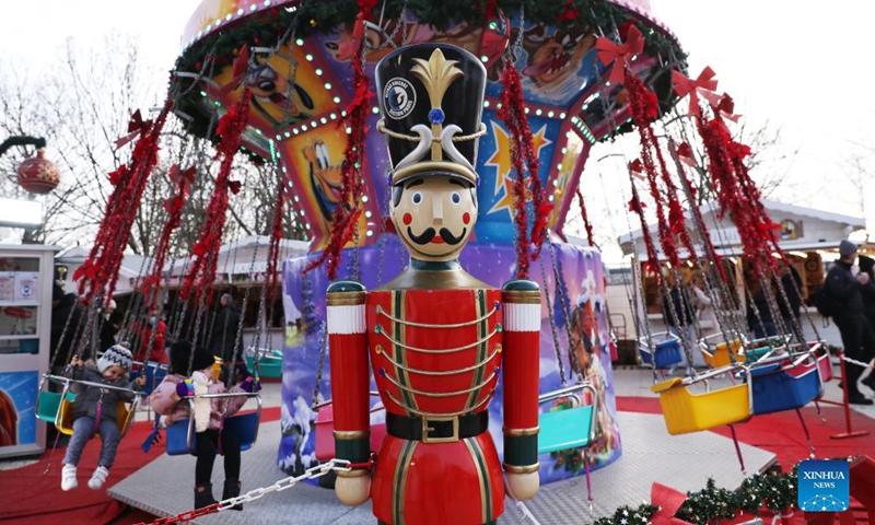 People enjoy themselves at the Christmas market at Jardin des Tuileries in Paris, France, Dec 9, 2021.Photo:Xinhua