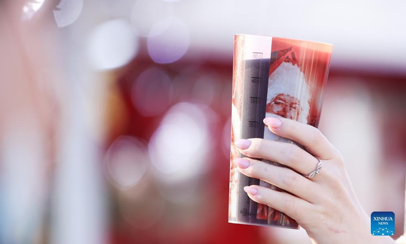 People enjoy themselves at the Christmas market at Jardin des Tuileries in Paris, France, Dec 9, 2021.Photo:Xinhua