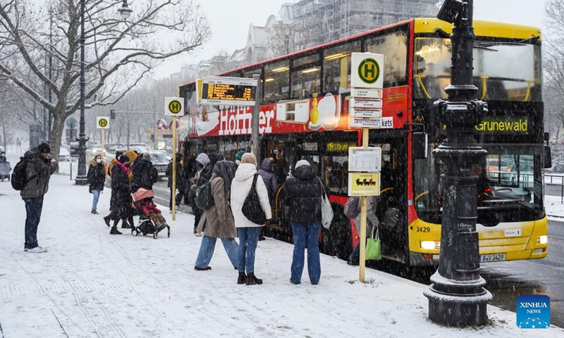 A bus arrives during snowfall in Berlin, capital of Germany, Dec. 9, 2021.Photo:Xinhua