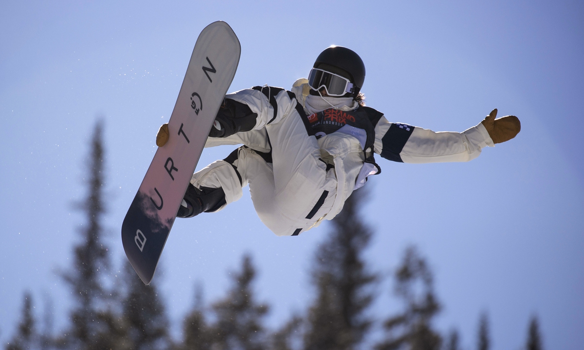 Cai Xuetong, of China, makes a run in the halfpipe finals on December 11, 2021, during the US Grand Prix snowboarding event at Copper Mountain. Photo: VCG