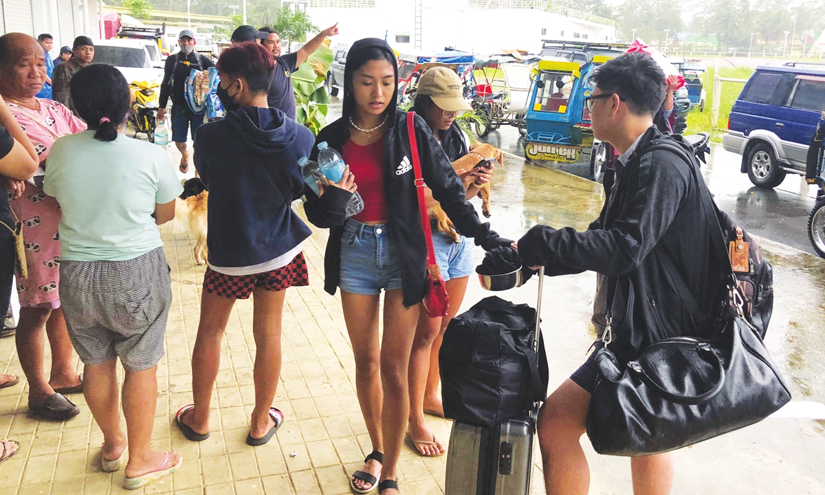 Local tourists with their belongings arrive to take shelter at a sports complex turned into an evacuation center in Dapa town, Siargao island in the Philippines on December 16, 2021, as Typhoon Rai hits the island. Photo: VCG