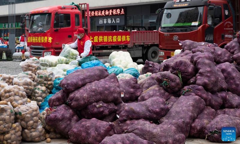 Volunteers transport daily necessities for distribution to residents in Shangyu District of Shaoxing City, east China's Zhejiang Province, Dec. 12, 2021.Photo:Xinhua