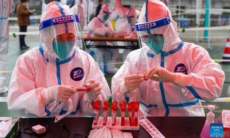 Medical workers prepare for nucleic acid test at a testing site in Zhenhai District of Ningbo City, east China's Zhejiang Province, Dec. 12, 2021.Photo:Xinhua