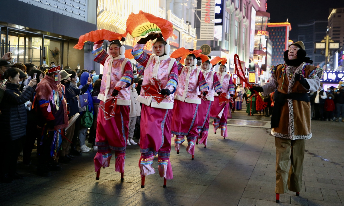 People in Manchu costumes and makeups walk down a street in Shenyang, Northeast China's Liaoning Province, to show residents the Manchu-style wedding ceremonies and Shaman prayers. Photo: IC