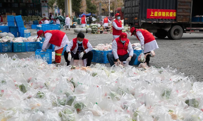 Volunteers pack daily necessities for distribution to residents in Shangyu District of Shaoxing City, east China's Zhejiang Province, Dec. 12, 2021.Photo:Xinhua