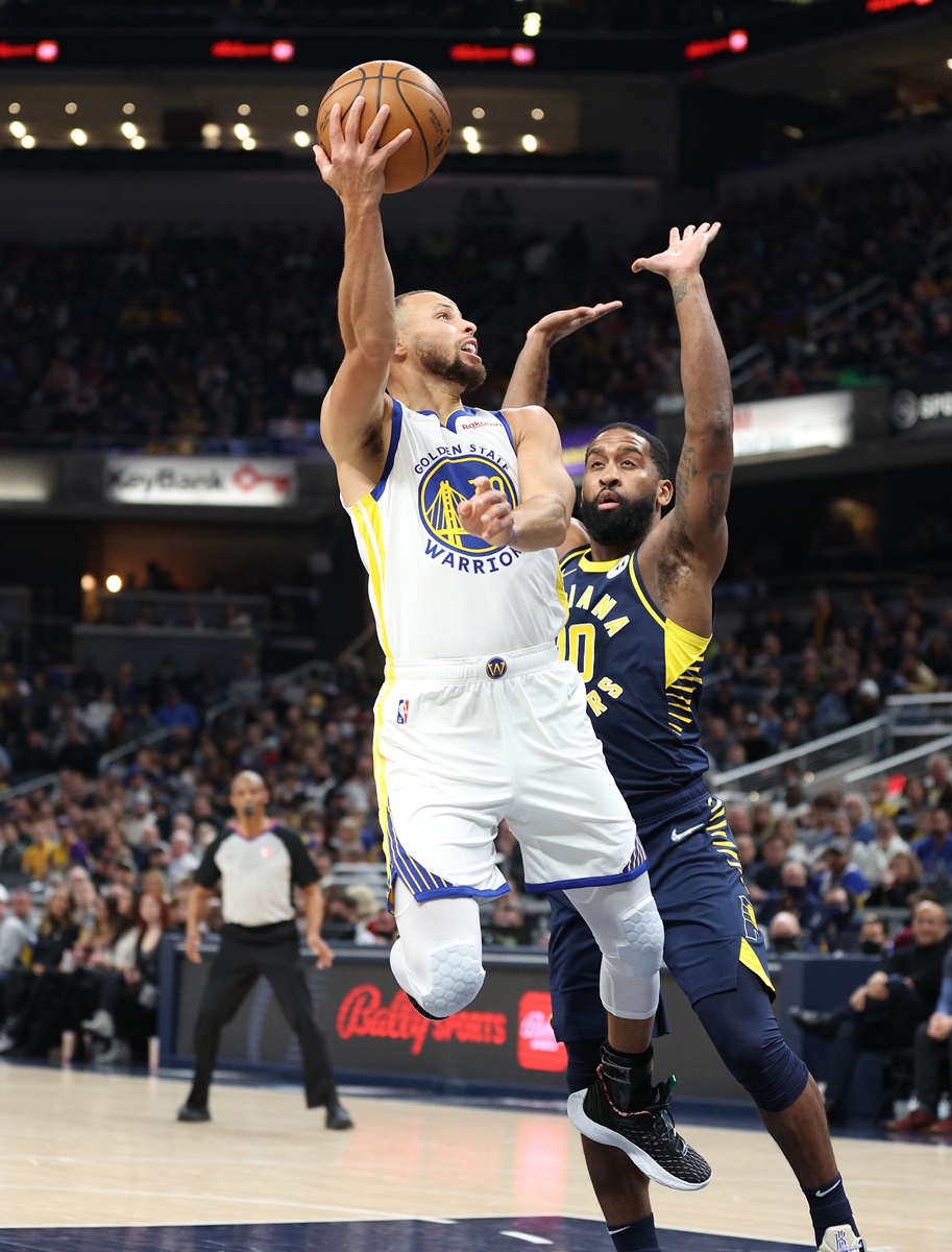 Stephen Curry of the Golden State Warriors shoots the ball against the Indiana Pacers on December 13, 2021 in Indianapolis. Photo: VCG