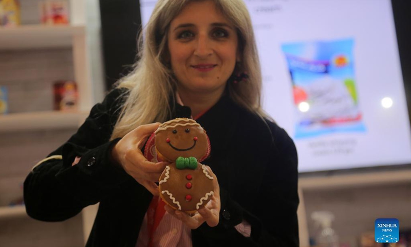 An exhibitor shows dessert during the Food Africa exhibition in Cairo, Egypt, on Dec. 13, 2021. The sixth edition of Food Africa, a major international exhibition for the agro-food industry in the African region, opened on Monday in Egypt's capital Cairo, attracting over 400 exhibitors from various countries.(Photo: Xinhua)
