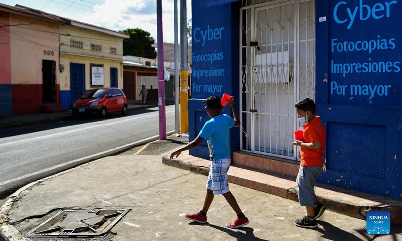 Two kids walk over a corner in Masaya Department, Nicaragua on Dec. 12, 2021.(Photo: Xinhua)