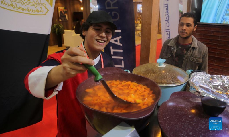 A chef makes food during the Food Africa exhibition in Cairo, Egypt, on Dec. 13, 2021. The sixth edition of Food Africa, a major international exhibition for the agro-food industry in the African region, opened on Monday in Egypt's capital Cairo, attracting over 400 exhibitors from various countries. (Photo: Xinhua)