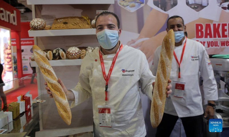 An exhibitor shows bread during the Food Africa exhibition in Cairo, Egypt, on Dec. 13, 2021. The sixth edition of Food Africa, a major international exhibition for the agro-food industry in the African region, opened on Monday in Egypt's capital Cairo, attracting over 400 exhibitors from various countries.(Photo: Xinhua)
