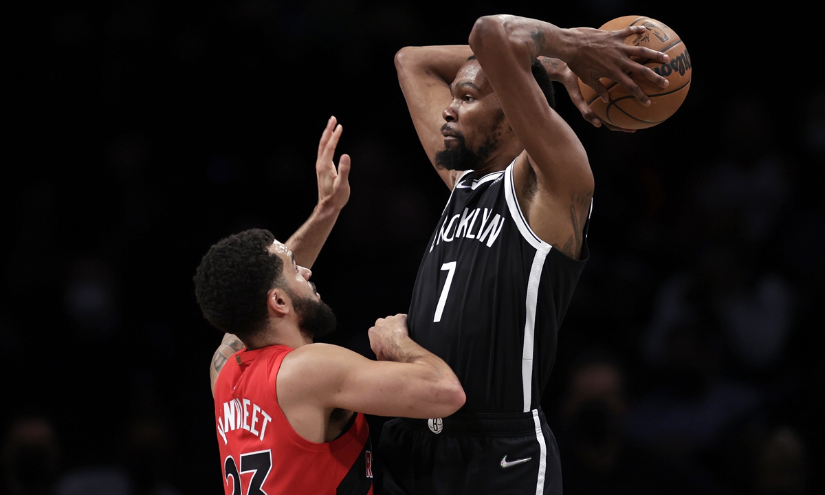 Brooklyn Nets forward Kevin Durant looks to pass over Toronto Raptors guard Fred VanVleet on December 14, 2021, in New York City. Photo: VCG