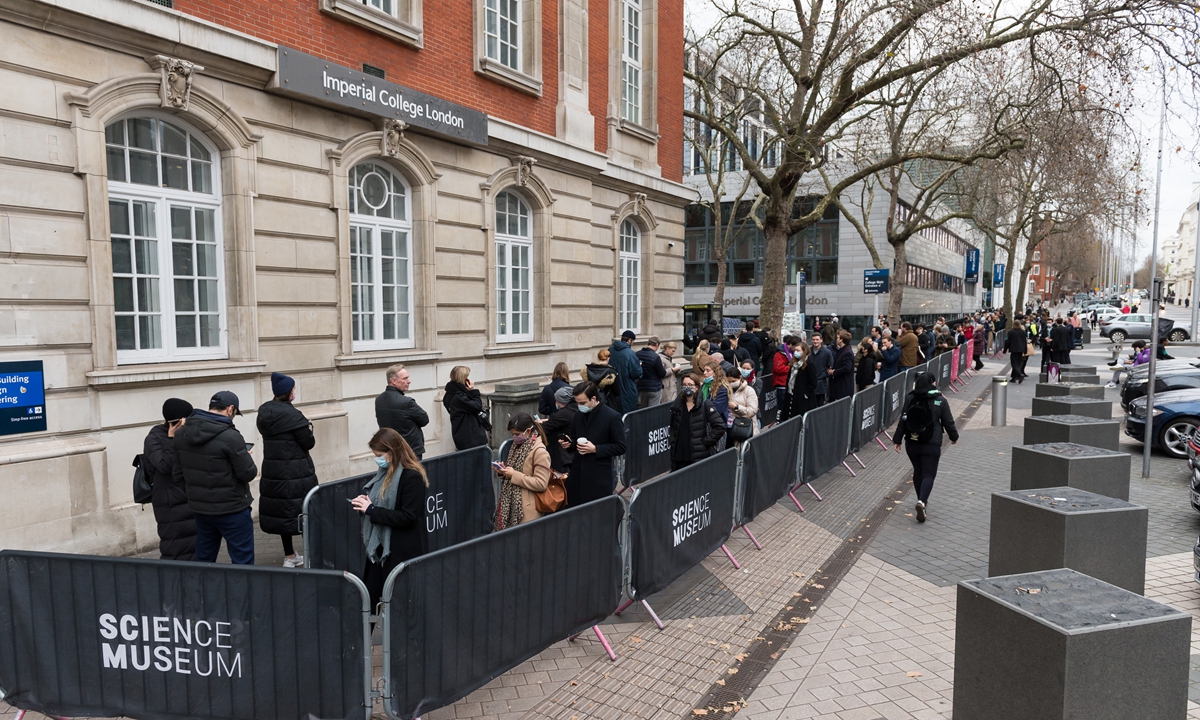 People line up outside a COVID-19 vaccination center at the Science Museum as the rollout of booster vaccines has been extended to all adults in England in response to the rise in Omicron coronavirus cases on December 15, 2021 in London, England. Photo: VCG