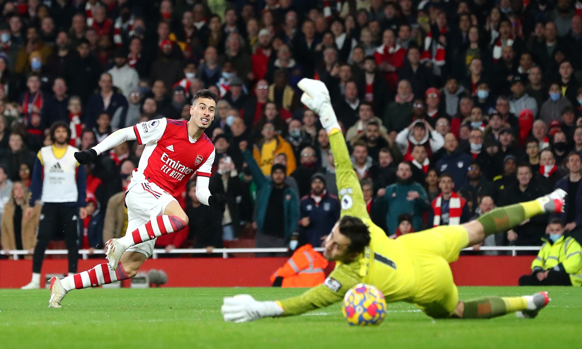 Gabriel Martinelli of Arsenal scores his team's first goal against West Ham United on December 15, 2021 in London, England.  Photo: VCG