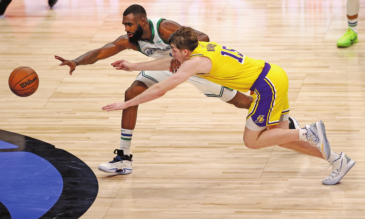 Austin Reaves (right) of the Los Angeles Lakers scrambles for a loose ball against Tim Hardaway Jr of the Dallas Mavericks on December 15, 2021 in Dallas, Texas. Photo: VCG