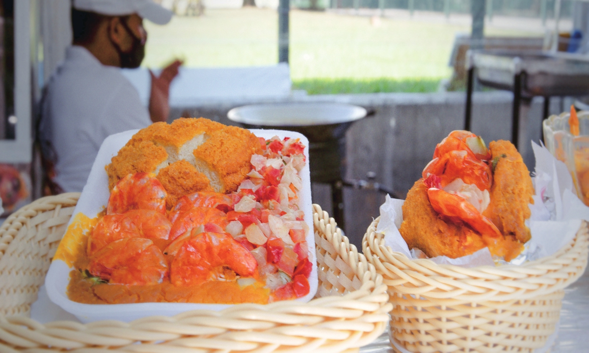 A vendor in Sao Paulo sells freshly-made Acaraje. It is a typical street food in the country which originated from Africa. Photo: Courtesy of the Embassy of Brazil in Beijing, China