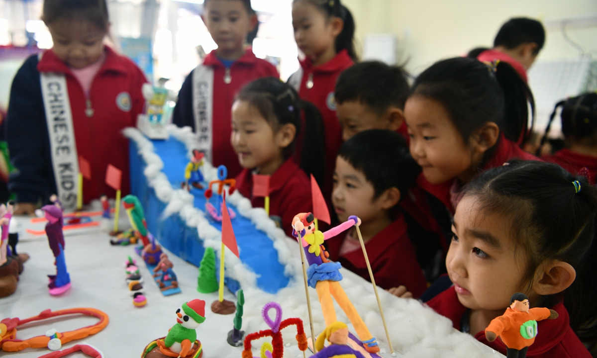A group of kindergarten students in Shijiazhuang, North China's Hebei Province on December 16, 2021, appreciate their self-made handiworks for the upcoming 2022 Beijing Winter Olympics. Photo:IC