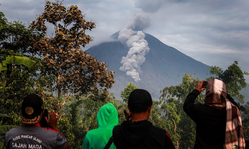 People watch the Mount Semeru from Sapiturang Village in Lumajang, East Java, Indonesia, Dec. 7, 2021.(Photo: Xinhua)