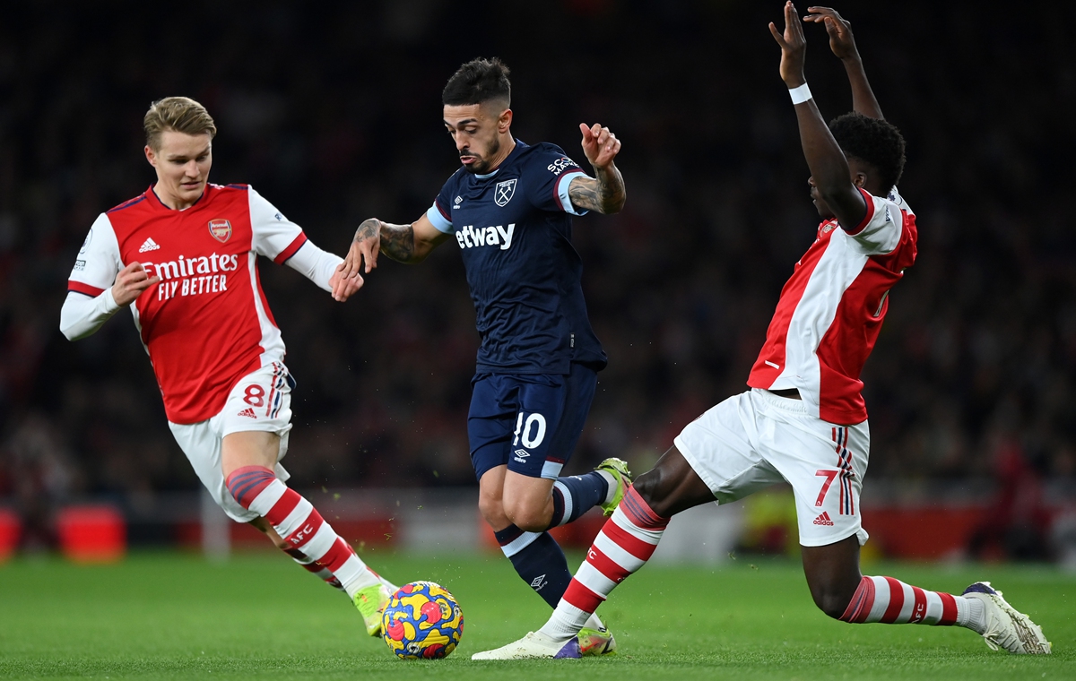 Manuel Lanzini (center) of West Ham United takes on Martin Odegaard (left) and Bukayo Saka of Arsenal.   Photo: VCG
