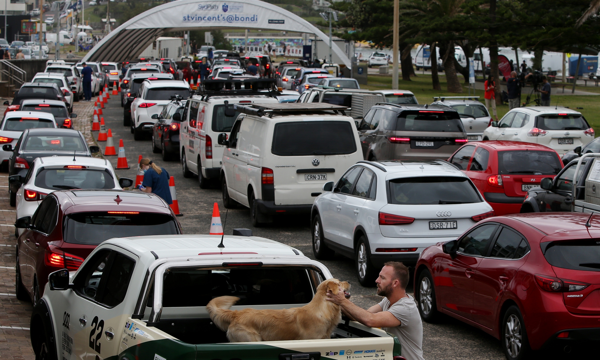 Australians fall in line at a drive-through COVID-19 testing clinic on December 17, 2021 in Sydney. Cases are on the rise across New South Wales, including reports of the Omicron variant, but control measures such as social distancing and mask rules were further eased. Photo: VCG