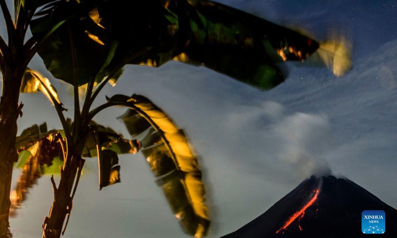 Photo taken on Dec. 16, 2021 shows volcanic materials and smokes spewing from Mount Merapi, as seen from Tunggul Arum Village in Sleman district, Yogyakarta, Indonesia.Photo:Xinhua
