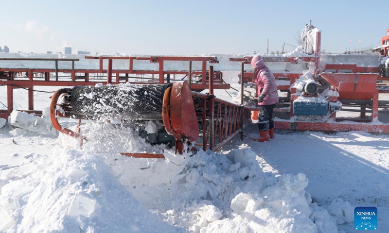 Workers collect ice cubes from the Songhua River in Harbin, capital of northeast China's Heilongjiang Province, Dec. 17, 2021. Ice cubes collected from the frozen Songhua River will be used in the decoration of the Harbin Ice and Snow World Park.Photo:Xinhua
