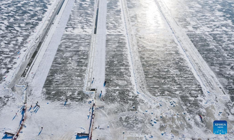 Workers collect ice cubes from the Songhua River in Harbin, capital of northeast China's Heilongjiang Province, Dec. 17, 2021. Ice cubes collected from the frozen Songhua River will be used in the decoration of the Harbin Ice and Snow World Park.Photo:Xinhua