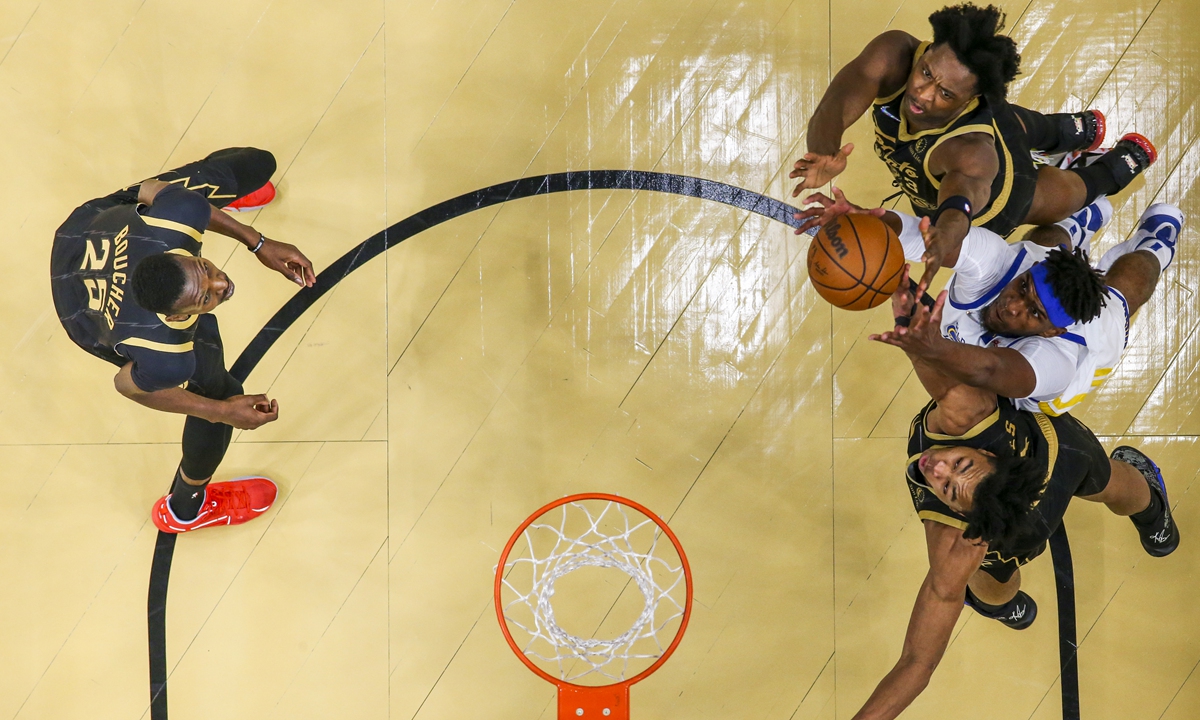 Players fight for a rebound in the game between the Golden State Warriors and the Toronto Raptors on December 18, 2021 in Toronto, Canada. Photo: VCG