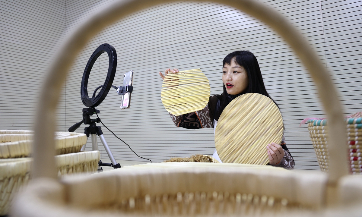 A villager sells straw products through livestreaming in Binzhou, East China's Shandong Province on Sunday. The city has been actively exploring straw-related products and adjusting the agricultural industry's structure to increase local farmers' incomes and revitalize the rural economy. Photo: cnsphotos