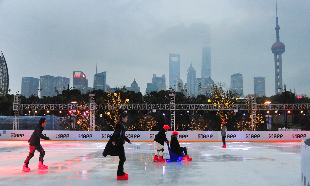 ?People try ice skating in downtown Shanghai on December 16, 2021. Photo: VCG