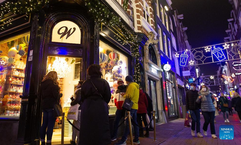 People queue to enter a store in Amsterdam, the Netherlands, on Dec. 18, 2021.Photo:Xinhua