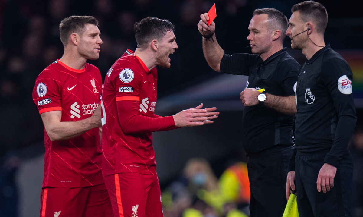 Referee Paul Tierney shows the red card to Andrew Robertson (second from left) of Liverpool on December 19, 2021 in London, England. Photo: VCG