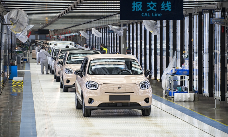 Employees assemble NEVs at a production line in a workshop in Jinhua, East China's Zhejiang Province, on December 17, 2021. Photo: VCG 