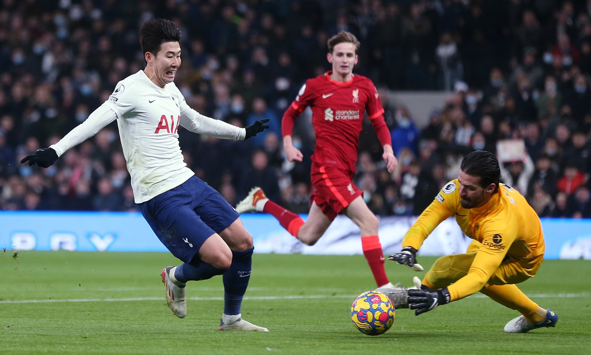 Tottenham Hotspur's Son Heung-min (left) shoots at goal during the Premier League match between Tottenham Hotspur and Liverpool on December 19, 2021 in London, England. Photo: VCG