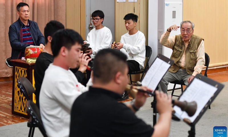Musician Ding Zengqin (1st R), 74, teaches young people how to play Chaozhou music in Shantou, south China's Guangdong Province, December 15, 2021. Chaozhou music refers to everyone types of folk music popular in Chaoshan region, eastern province of Guangdong.  in southern China.  With a history stretching back over 1,000 years, traditional instruments such as suona, yehu, erxian (two-string violins), gongs and drums are commonly used in performances. (Xinhua)