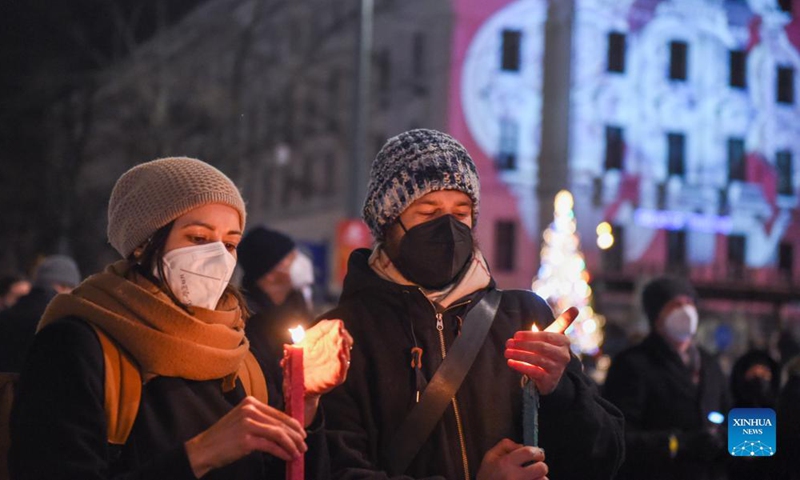 People hold candles to mourn the victims of COVID-19 during an event in Vienna, Austria, Dec. 19, 2021. A commemorative event was held here on Sunday to mourn the 13,000 lives lost to COVID-19 in Austria.Photo:Xinhua