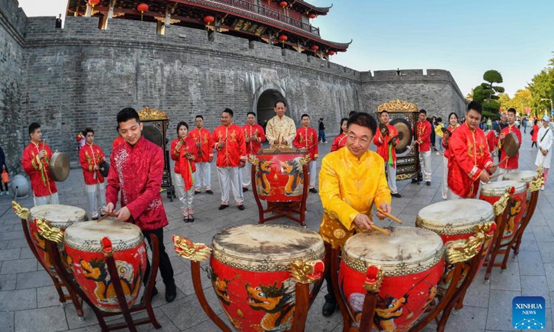 Performers perform a traditional Chaozhou drum piece in Chaozhou, southern China's Guangdong Province, December 14, 2021. Chaozhou music refers to all types of folk music popular in the Chaoshan region, in the eastern province of Guangdong, in southern China.  With a history stretching back over 1,000 years, traditional instruments such as suona, yehu, erxian (two-string violins), gongs and drums are commonly used in performances. (Xinhua)