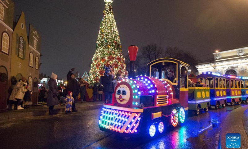 Children enjoy themselves on a tourist train at the Christmas market in St. Petersburg, Russia, Dec. 18, 2021.Photo:Xinhua