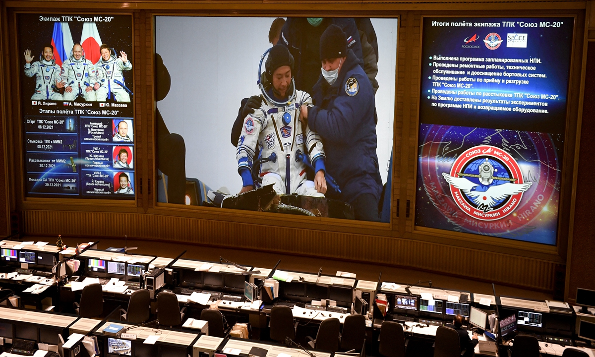 A screen shows Japanese billionaire Yusaku Maezawa shortly after the landing of the Soyuz MS-20 capsule in a remote area outside Zhezkazgan in the Karaganda region of Kazakhstan, at Mission Control Center in Korolyov, outside Moscow on December 20, 2021. Maezawa returned to Earth after 12 days spent on the International Space Station. Photo: AFP
