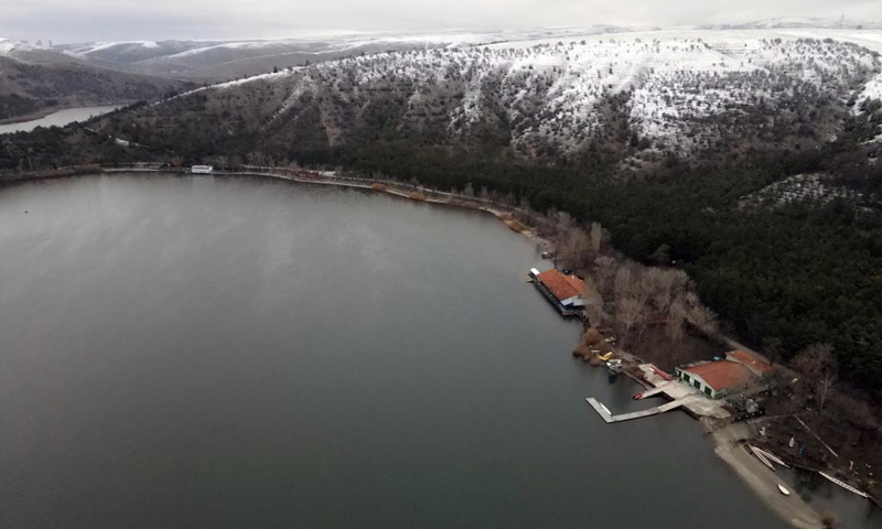 Aerial photo taken on Dec. 20, 2021 shows the winter landscape of Eymir Lake in Ankara, Turkey.(Photo: Xinhua)