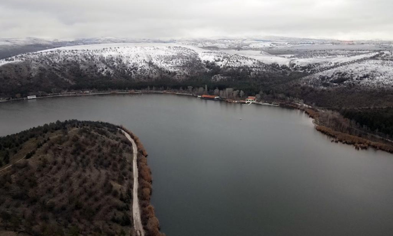 Aerial photo taken on Dec. 20, 2021 shows the winter landscape of Eymir Lake in Ankara, Turkey.(Photo: Xinhua)