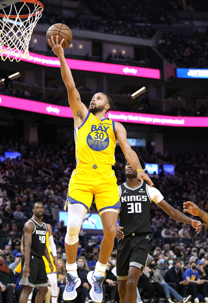 Stephen Curry of the Golden State Warriors goes in for a layup against the Sacramento Kings on December 20, 2021 in San Francisco, California. Photo: VCG