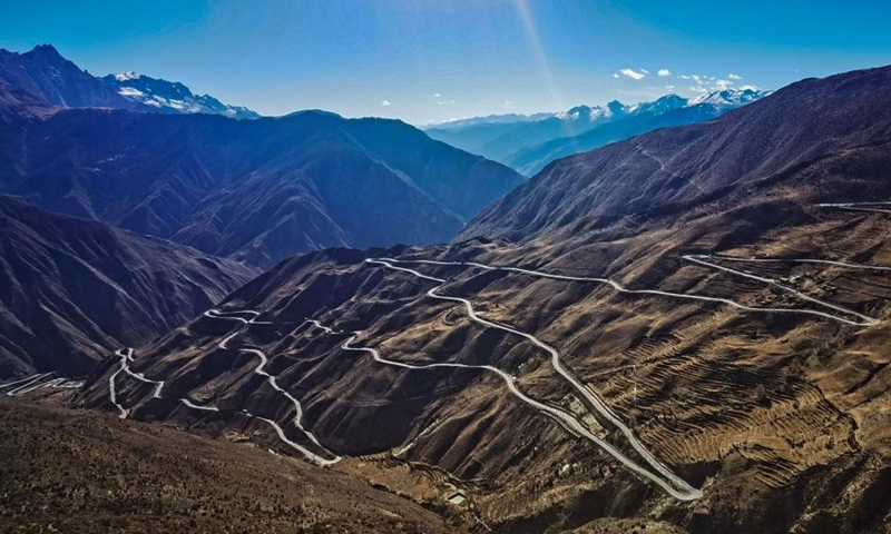 Photo taken on Dec. 19, 2021 with a mobile phone shows the view of a road in southwest China's Tibet Autonomous Region. The road network in Tibet has stretched over 118,800 km as of the end of 2020.(Photo: Xinhua)