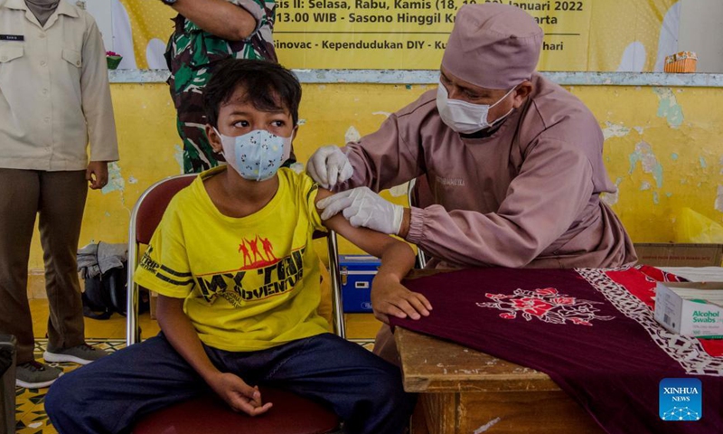 A health worker gives a dose of COVID-19 vaccine to a boy during vaccination for children aged 6 to 11 against COVID-19 in Yogyakarta, Indonesia, Dec. 21, 2021.(Photo: Xinhua)