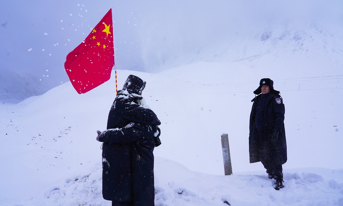 Border police Pan Lulu hugs his girlfriend after proposing to her during his patrol at an altitude of more than 4,000 meters in Xinjiang Uygur Autonomous Region. 
Photo: Pang Yue/GT