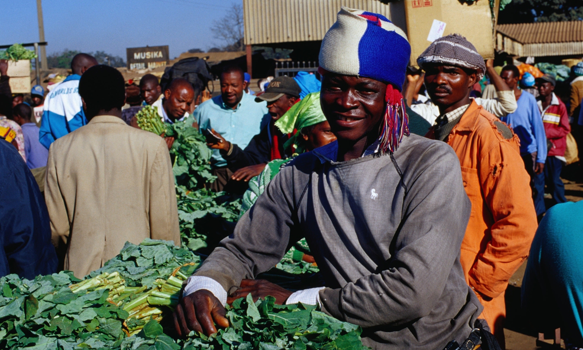 Zimbabweans in a market Photos: VCG