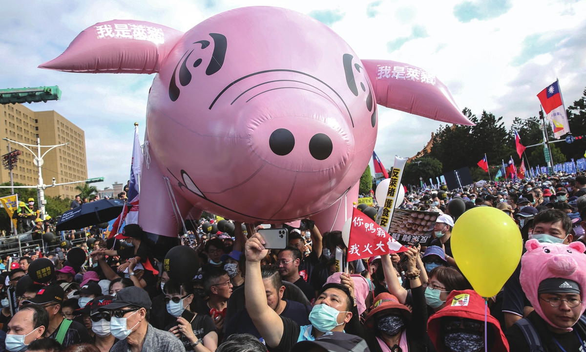 People protest against the lifting of restrictions on US pork containing ractopamine feed additive, in Taipei on November 22, 2020. Photo:AFP