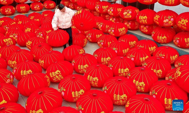 A staff member works at a lantern workshop in Dongsanzhao Township of Nanhe District of Xingtai, north China's Hebei Province, Dec. 22, 2021. Villagers are busy making lanterns for the upcoming festival season.(Photo: Xinhua)