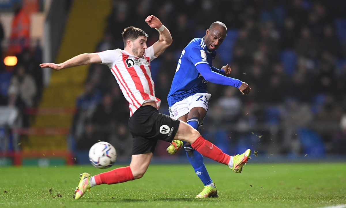 Sunderland midfielder Lynden Gooch (left) and Ipswich Town defender Kane Vincent-Young battle for possession on December 18, 2021 in Ipswich, England. Photo: IC