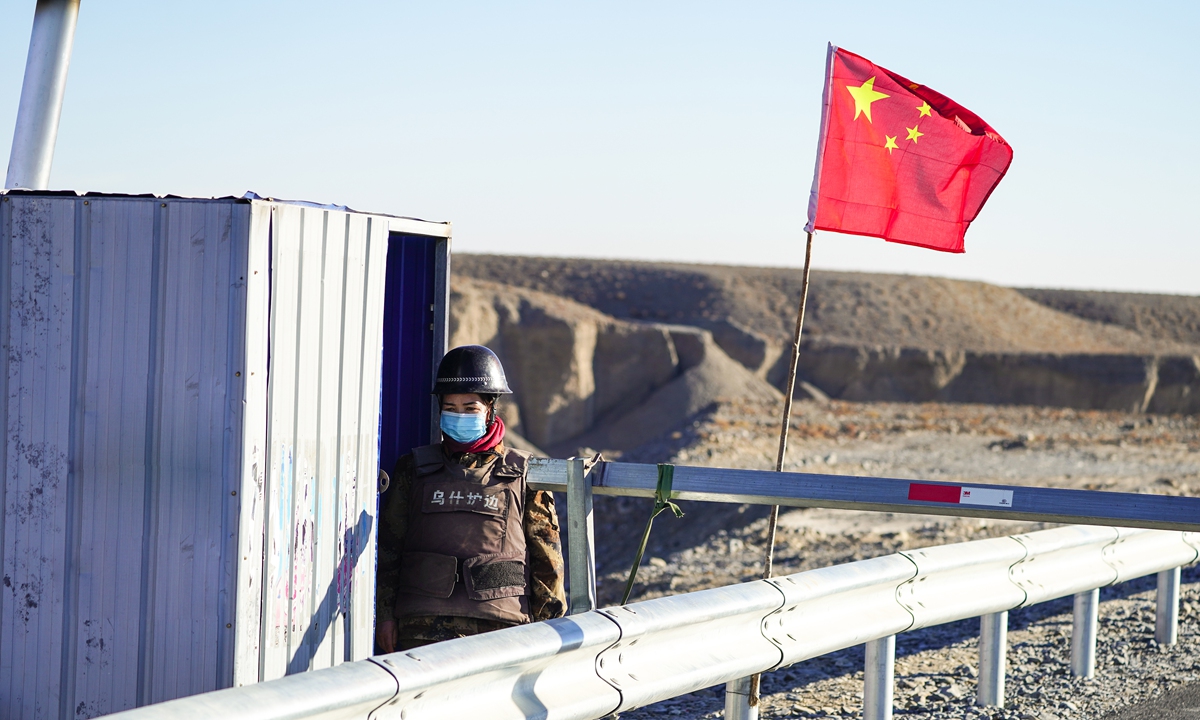 A female border guard firmly stands by the gate to deter illegal border crossings. Photo: Pang Yue/GT