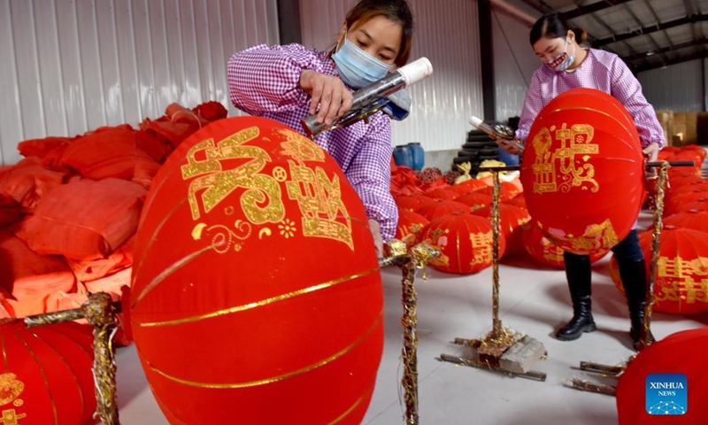 Staff members work at a lantern workshop in Dongsanzhao Township of Nanhe District of Xingtai, north China's Hebei Province, Dec. 22, 2021. Villagers are busy making lanterns for the upcoming festival season.(Photo: Xinhua)